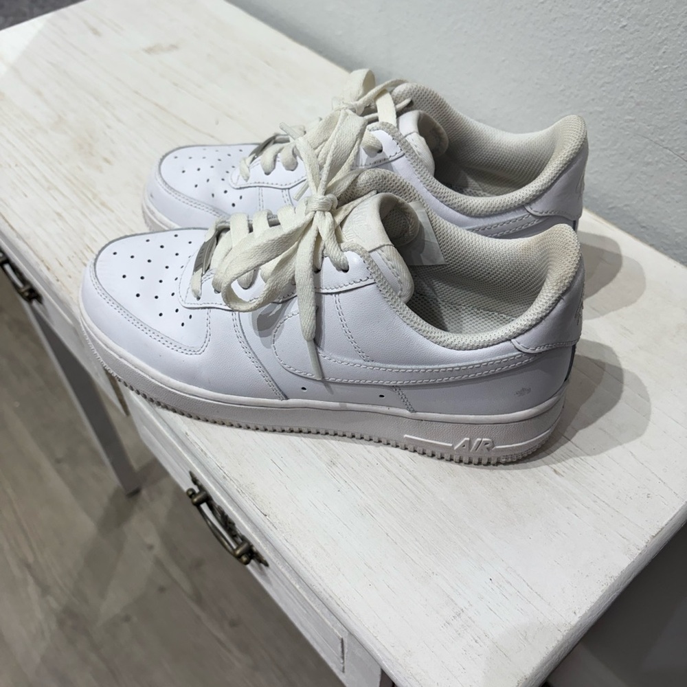 NIKE AIR FORCE 7.5 Gently Used